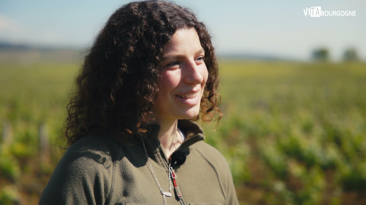Jade, apprentie salariée viticole et future tractoriste dans un domaine en Bourgogne