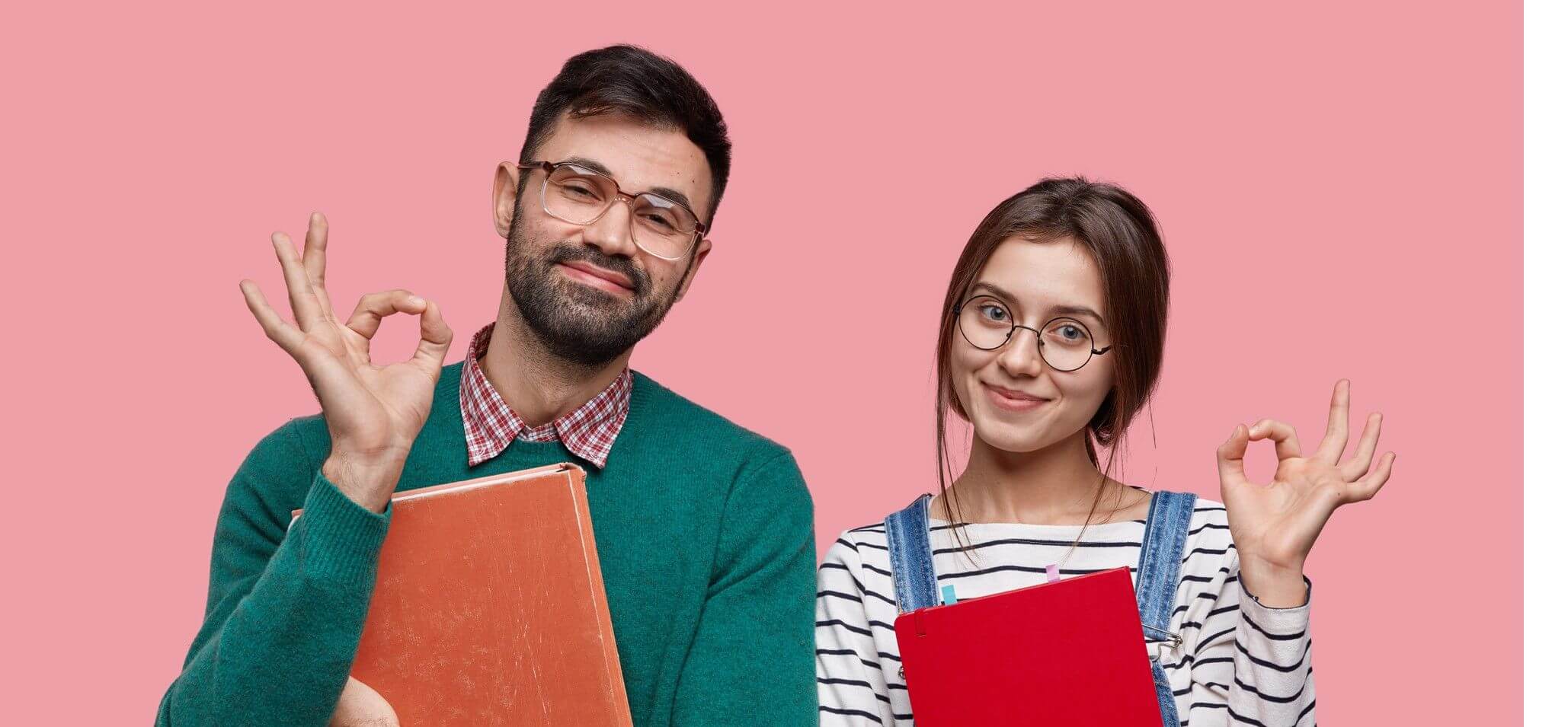 photo deux étudiants heureux