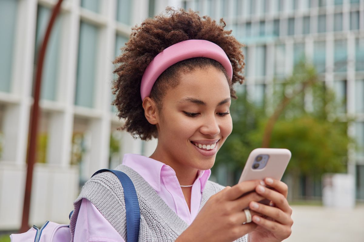 photo étudiante souriante téléphone