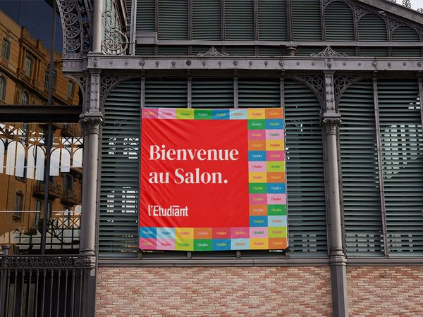 C'est une façade avec une banderole Salon de l'étudiant