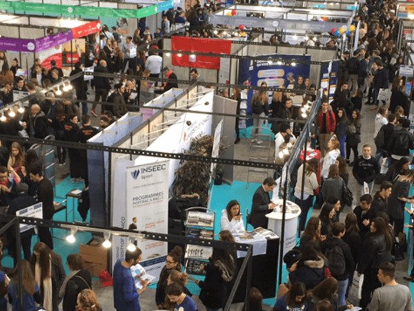 Foule qui déambule dans le salon Studyrama