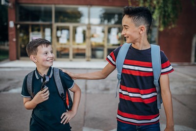 2 collégiens souriant solidaires
