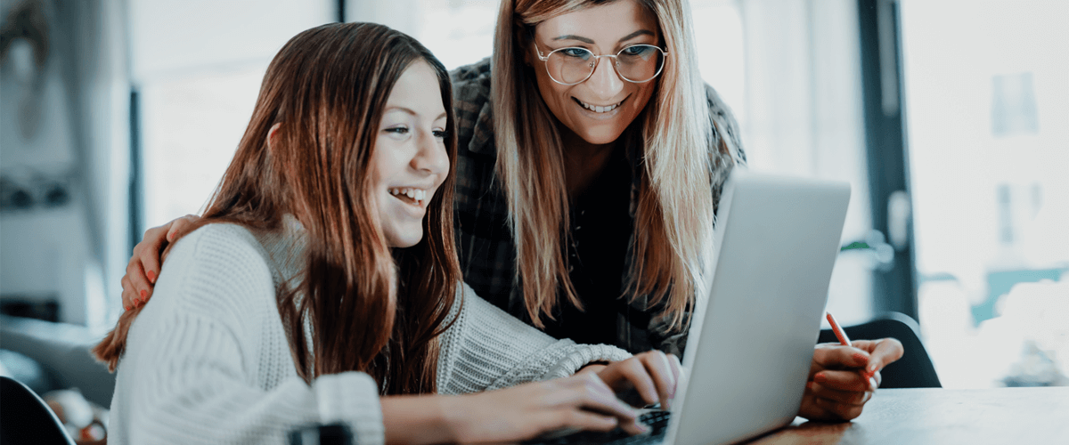 image femme devant ordinateur tests d'orientation