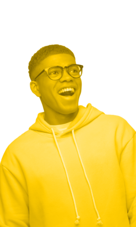 Un jeune homme souriant